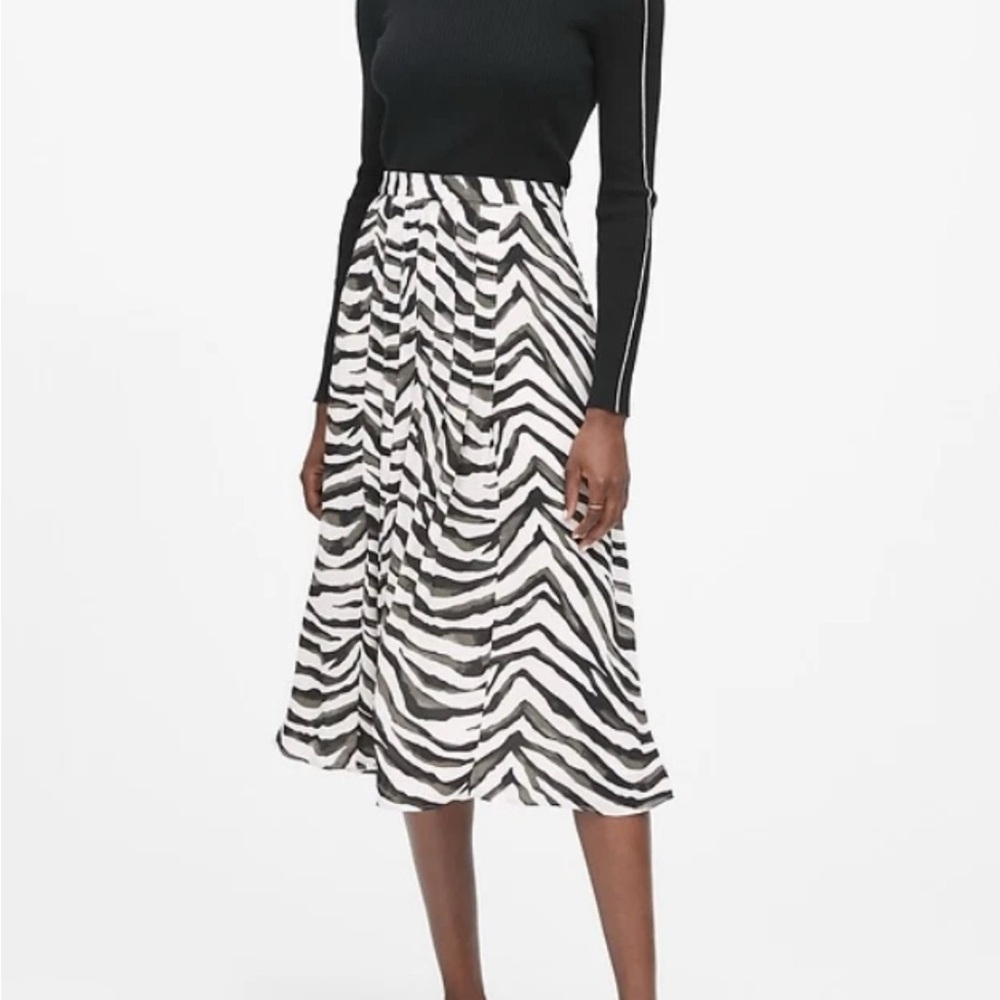 Banana Republic Pleated Zebra Skirt with lining  -Women’s Petite Size 0